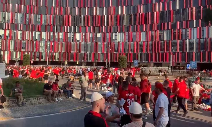 Festë kuqezi në Tiranë, nis futja e tifozëve të Kombëtares në stadium