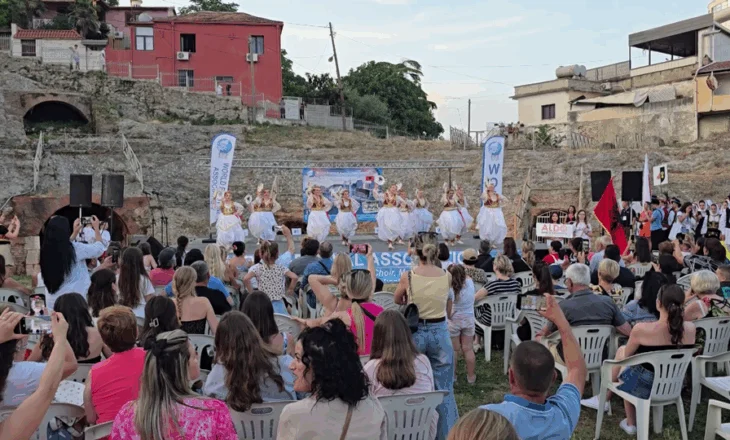 Festivali i muzikës dhe valleve, 400 pjesmarrës nga 10 shtete mbushin Amfiteatrin e Durrësit