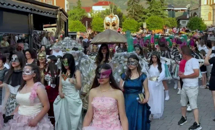 Festivali Ndërkombëtar i Karnavaleve, qyteti juglindor përjeton një atmosferë mbushur me muzikë dhe ngjyra