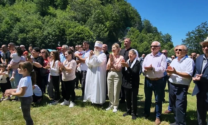 Festohet pelegrinazhi i Ballëm Sulltan të Martaneshit në Bulqizë, besimtarët shprehin lutjet e tyre