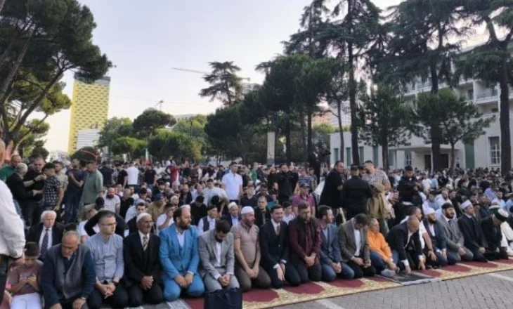 Festohet sot Kurban Bajrami, mijëra besimtarë falin namazin në bulevardin ‘Dëshmorët e Kombit’