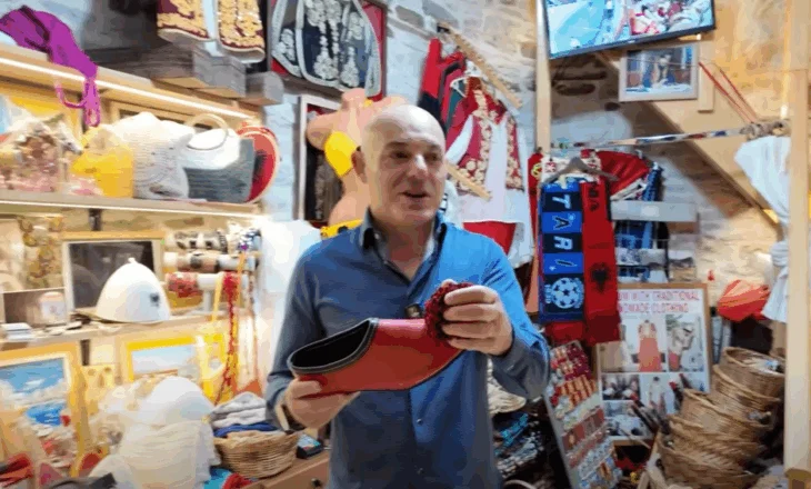 Fevziu në Gjirokastër, e veshin me opinga të kuqe dhe kostumin e Ali Pashë Tepelenës (VIDEO)