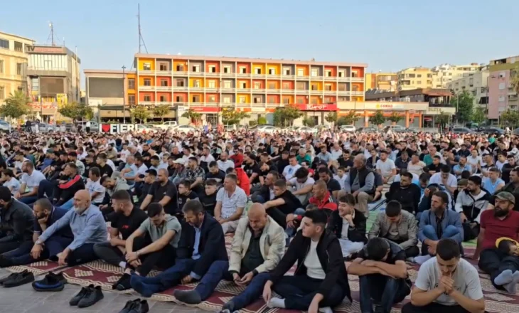 Fier – Besimtarët myslimanë falin namazin e Kurban Bajramit në sheshin qendror