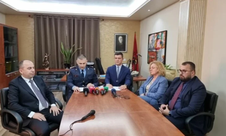 Fier/ Goditet grupi kriminal i trafikut të armëve dhe drogës, arrestohen 4 persona