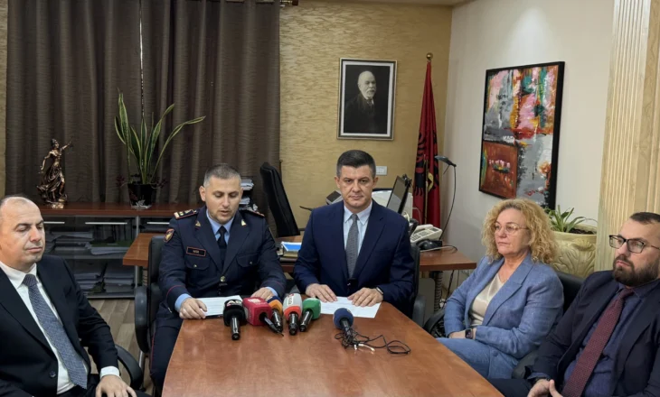 Fier – Goditet një grup kriminal për trafik armësh dhe kultivim kanabisi, 4 të arrestuar dhe sasi e konsiderueshme armësh e drogë e sekuestruar