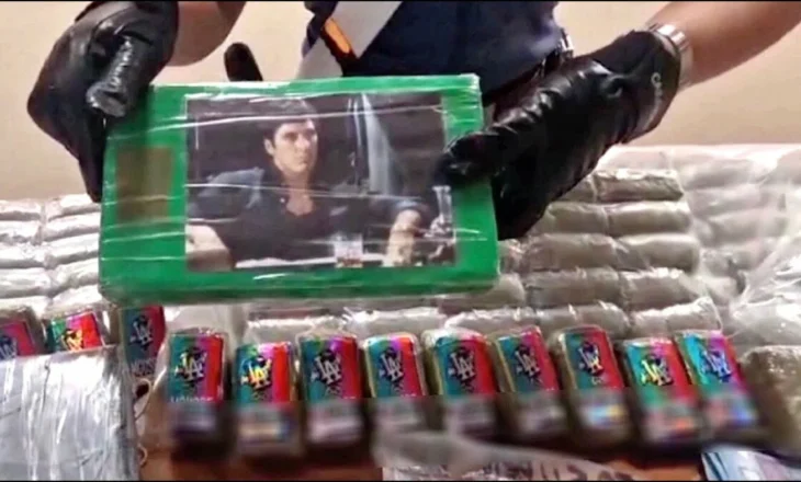 Filmi “Scarface”/ 5 kg kokainë e mbështjellë me foton e Al Pacino-s, bie në duart e policisë, arrestohet shqiptari