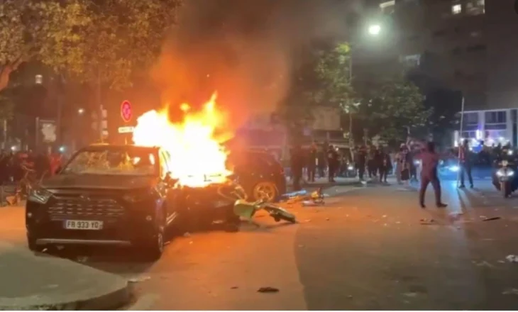Fitorja e PSG-së, tifozët i vënë “flakën” Parisit, mbi 130 të arrestuar. Në Grenoble makina futet mes turmës, përplas 4 persona