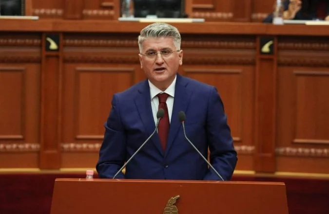 “Fjalimi fitues për higjienë shpirtërore”, Gjekmarkaj thumbon PS në Kuvend: Të krijojmë një Miss Oratoria, t’i japim…