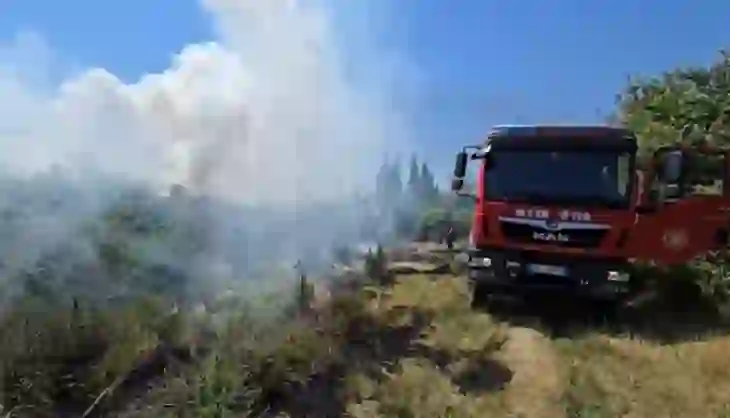 Flakë dhe tymi që mbulon zonën, zjarr i madh në fshatin Hoshtimë në Vlorë