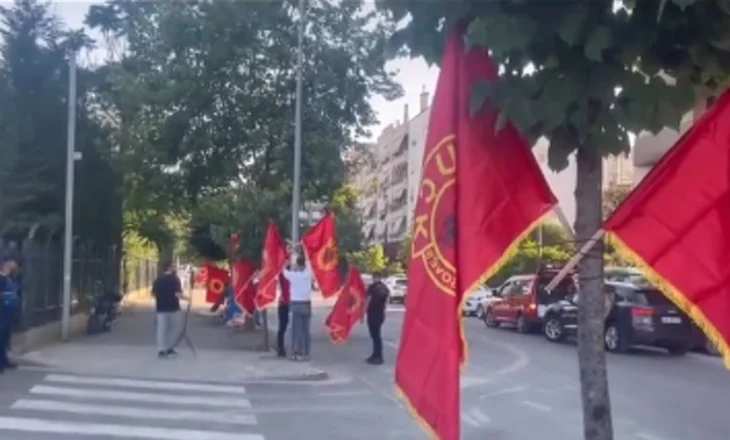 Flamuri i UÇK u “zhduk” në ndeshjen me Serbinë, tifozët kuqezi protestojnë para FSHF