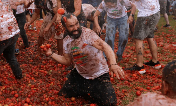 FOTO/ 45 ton domate në ajër, festivali unik “Gran Tomatina” në Kolumbi