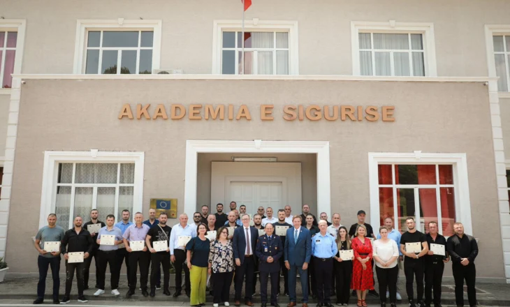 FOTO/ Ambasada e Amerikës: Policia shqiptare po forcon aftësitë kundër krimeve, 33 specialistë përfunduan kursin