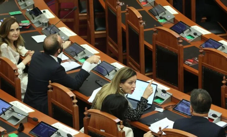 FOTO-Çfarë s’u pa nga Kuvendi! Albana Vokshi përplaset me Flamur Nokën