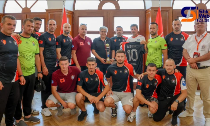 FOTO – “I përgëzova jo vetëm për këtë arritje të madhe”, Benet Beci pret ekipin shqiptar, kampion bote…