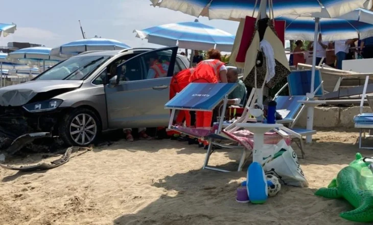 FOTO / Makina futet mes pushuesve në një plazh, 83-vjeçari humbi kontrollin