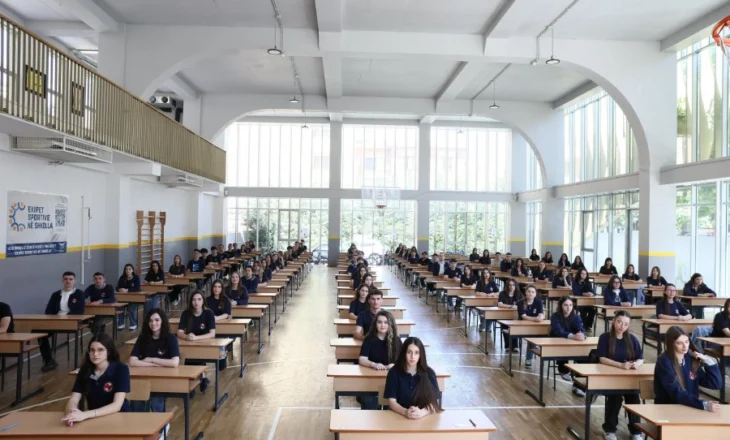 FOTO/ Pas 30 minutash provim, del teza e Matematikës në provimet e Maturës Shtetërore