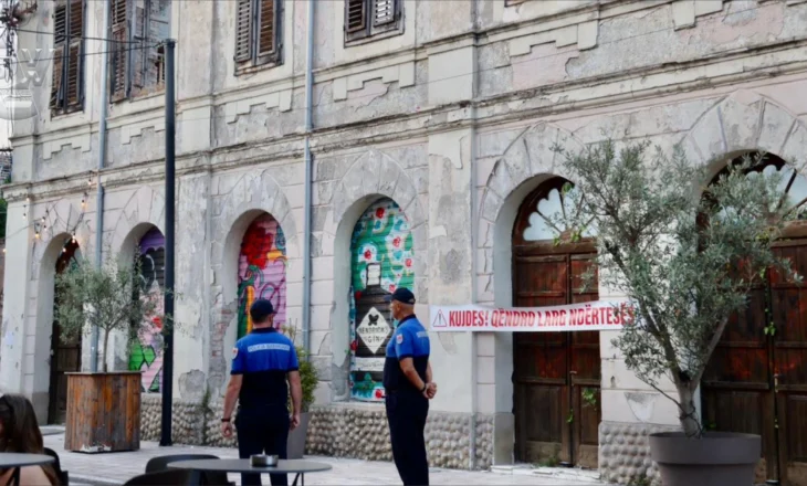 FOTO – Policia Bashkiake e Shkodrës në Gjuhadol, largon tavolinat e lokaleve nga ndërtesat rrezik shembje