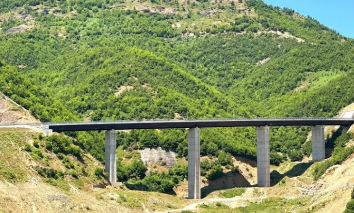 FOTO/ Shkurton distancën Tiranë-Korçë, ja sa kanë avancuar punimet dhe kur pritet të përfundojë aksi Qukës– Qafë Plloçë