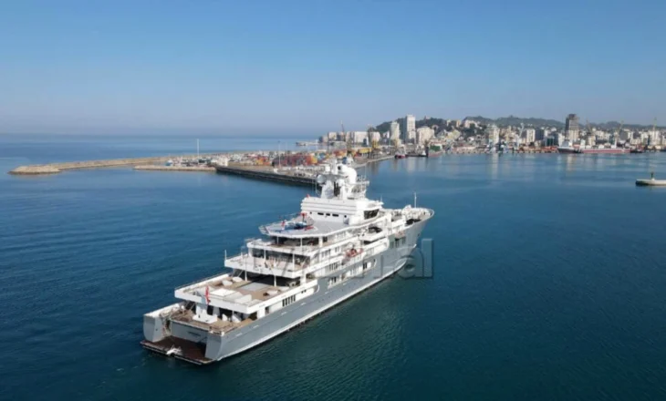 Foto/ Superjahti “Andromeda” ankorohet në Durrës
