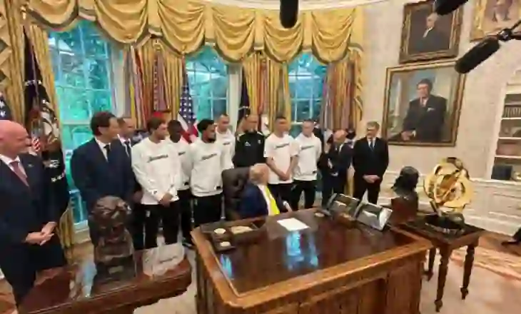FOTO/ Takim surprizë në Shtëpinë e Bardhë, Donald Trump pret skuadrën e Juventus
