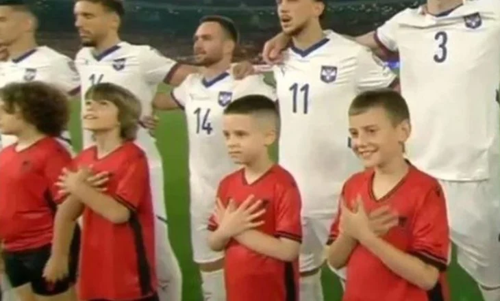 Foto virale në rrjet, fëmijët bëjnë shqiponjën para ekipit serb