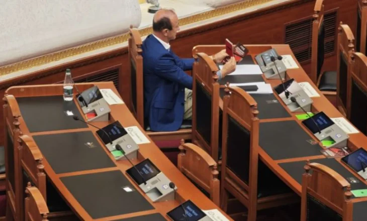FOTOLAJM/ Me karton të kuq në dorë, Sula i vetmi deputet opozitar në Kuvend, votoi kundër