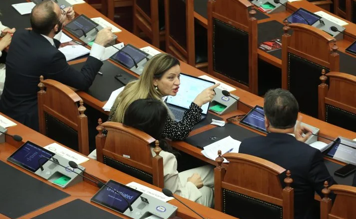 FOTOLAJM / PD ‘harron’ mazhorancën! Për çfarë po debatojnë Vokshi dhe Flamur Noka?