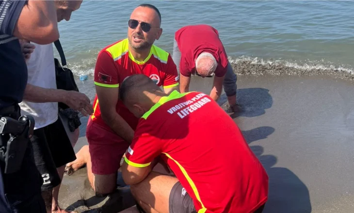 FOTOLAJM – Rrezikonte të mbytej në det, rojet e plazhit i shpëtojnë jetën të moshuarës nga Kosova…