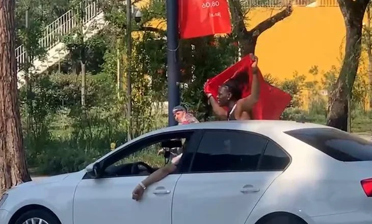 Fotolajm, tifozi afrikan mbështet ekipin kuqezi