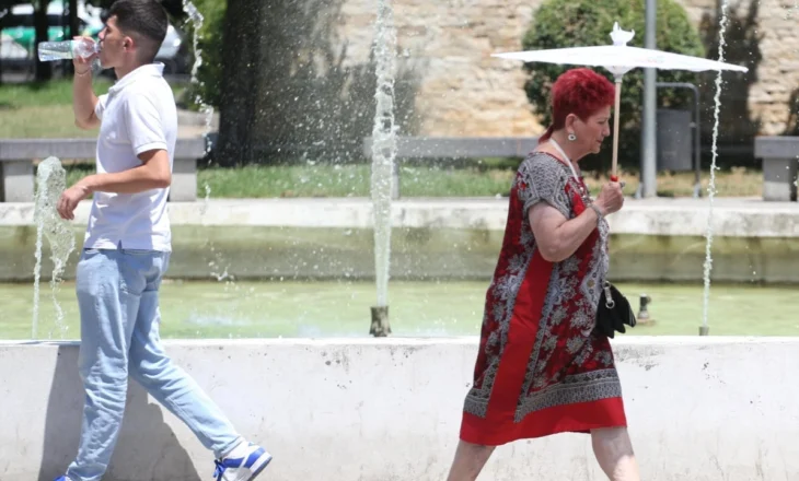 FOTOT/ Çadra dielli dhe shishe uji me vete, si po e përballojnë qytetarët vapën në Tiranë