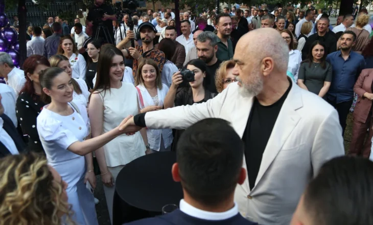 FOTOT/ Nga Zegjineja, te Sara Mila, Edi Rama me yjet e reja të PS! Çfarë nuk u pa nga ditëlindja e 34-të e Partisë Socialiste