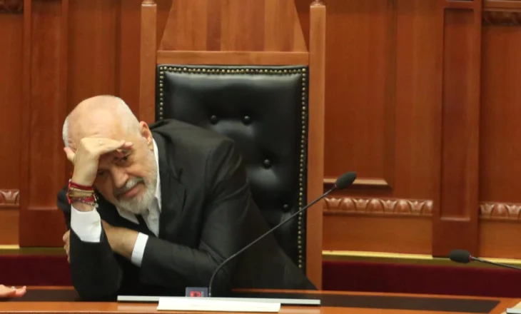 Fotot/ Rama rikthehet në Kuvend, PS miraton ligjet me 74 vota. Dash Sula nuk i bindet Berishës. Ç’ndodhi në seancën maratonë të Kuvendit