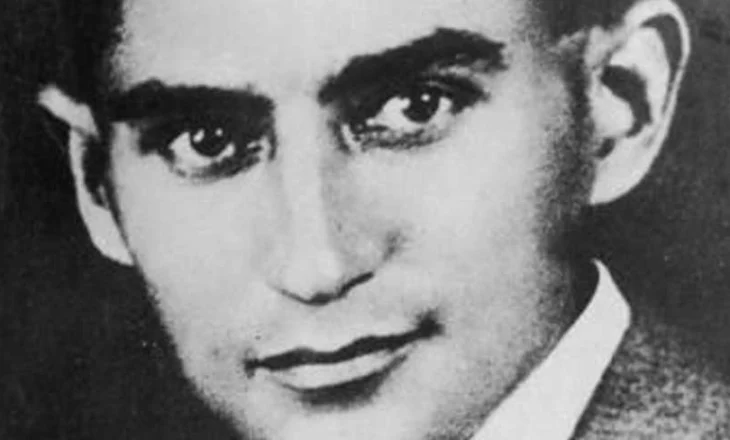 Franz Kafka, shkrimtari mosterioz, njeriun që flijoi gjithçka për të ndriçuar thellësitë e qenies