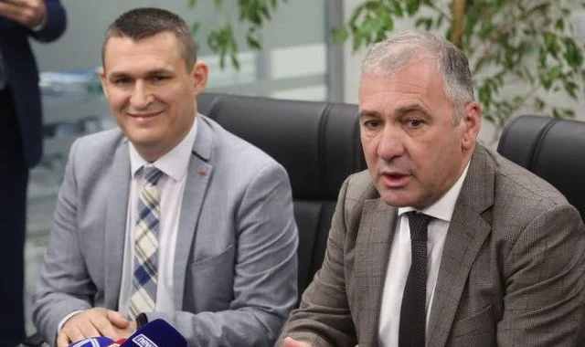 “Fronti i ri i luftës? Jo në Lindjen e Mesme, por në SPAK!”/ Gazetari komenton shkarkimet e fundit në SPAK