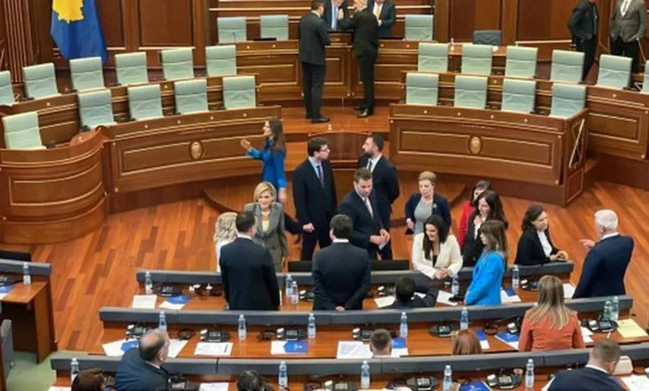Ftesa e Kurtit! Liderët e partive politike mblidhen sot në Kuvend