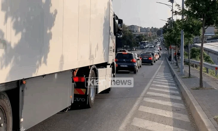 Fundjava “mbush” Shëngjinin, kthimi i pushuesve shkakton trafik në rrugët e Lezhës