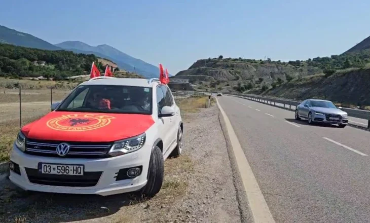 Fundjava shënon fluksin më të madh në Pikën Kufitare të Morinës, mbërrijnë edhe tifozë të zjarrtë të Kombëtares, me flamuj kuq e zi