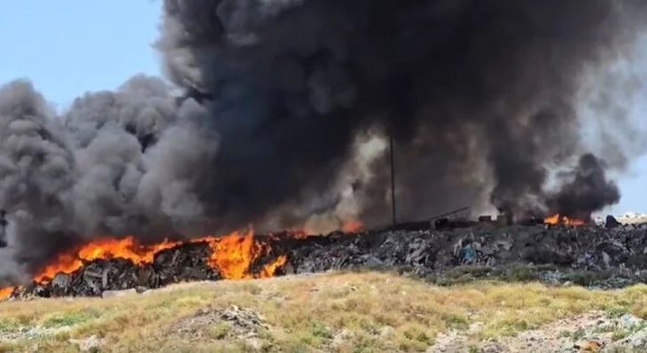 Fusha e mbetjeve përfshihet përsëri nga flakët, Vlora mbulohet nga tymi kancerogjen