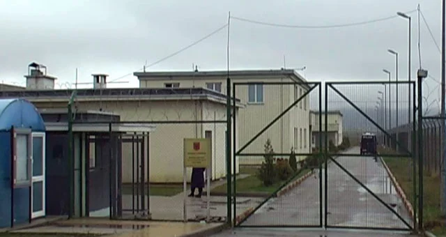 Fuste drogë brenda ambienteve të vuajtjes së dënimit, arrestohet polici i burgut të Drenovës