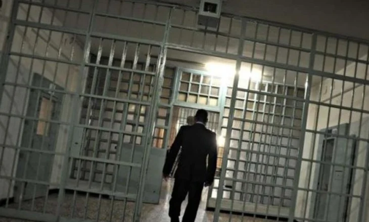 Fuste lëndë narkotike në qeli, arrestohet polici i burgut të Drenovës