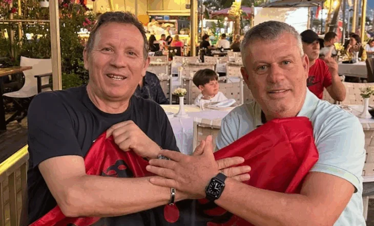 Futbollisti i mirënjohur Sokol Kushta, heroi shqiptar antiserb, po e ndjek ndeshjen nga Vlora. Nuk gjeti biletë!