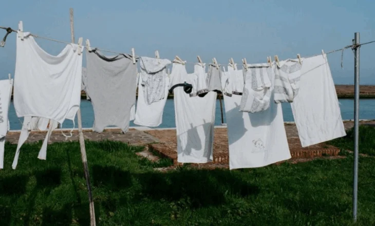 ‘Gabimi i madh’/ Ja pse nuk duhet t’i varni rrobat në ‘tel’ kur është vapë