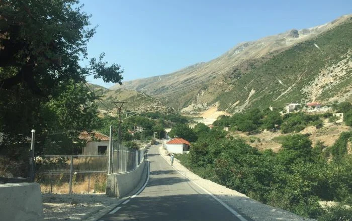 Gardh në hapësirën publike në Salari të Tepelenës, nën hetim 64-vjeçari