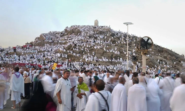 Gjatë pelegrinazhit vjetor të haxhit në Arabinë Saudite, temperaturat arritën 52 gradë Celsius, shënohen viktimat