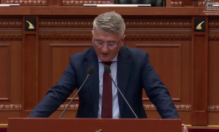 Gjekmarkaj homazh për Kadarenë në Kuvend: T’i ndërtohet një varr monumental dhe t’i organizohet një ceremonie rivarrimi ndërkombëtare