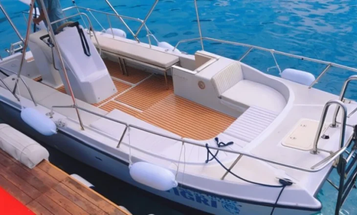 Gjendet në Sarandë skafi i vjedhur në Greqi, u nxor me vinç nga deti