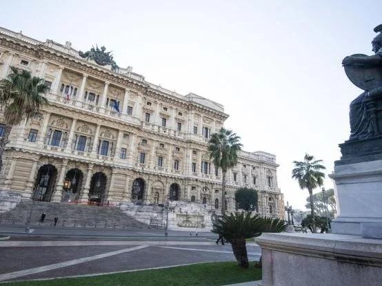 Gjykata e Lartë përplaset me Melonin: Kritika të forta për dekretin e sigurisë dhe marrëveshjen me Shqipërinë