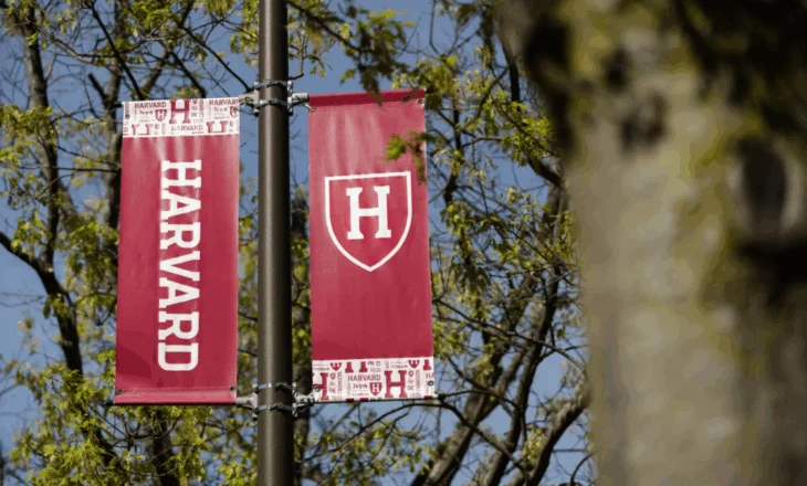 Gjykata pezullon urdhrin e Trump që ndalon studentët e huaj në Universitetin e Harvardit