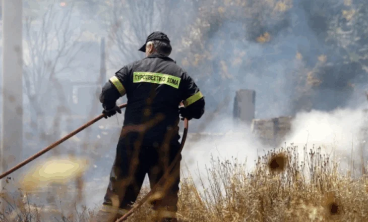 Greqi/ Autoritetet neutralizojnë zjarrin në zonën e Aspropirgosit në Athinë