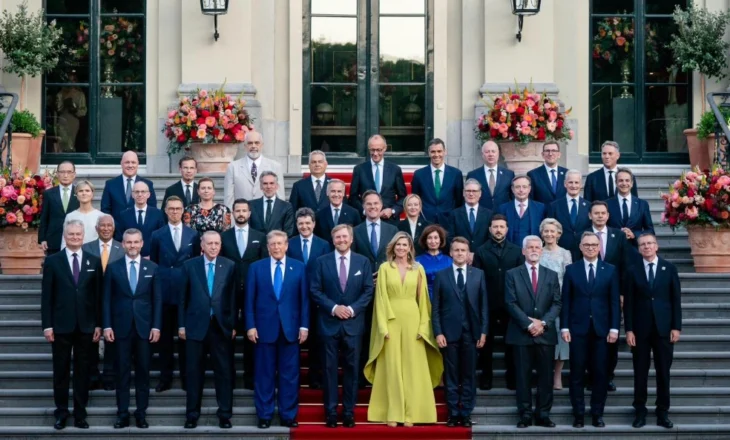 Hagë, Rama poston foton familjare me liderët e NATO-s